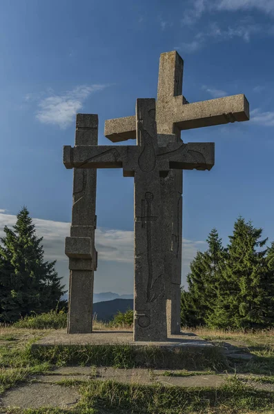 Tepe üzerinde haçlar ve gözetleme kulesi ile Stratenec