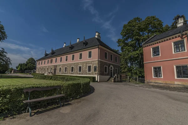 Château de Sychrov dans le nord de la Bohême par temps ensoleillé — Photo