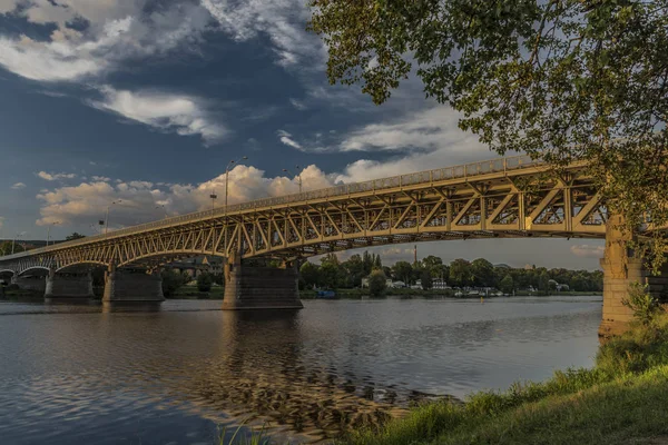 Puente de carretera en Litomerice ciudad en el norte de Bohemia — Foto de Stock