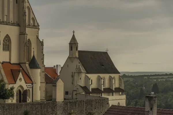 Ville de Znojmo dans un nuage sombre jour d'été — Photo