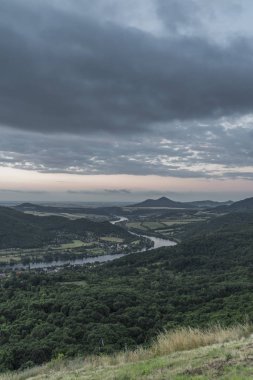 Sunrise Labe Nehri üzerinden Skalky görünüm