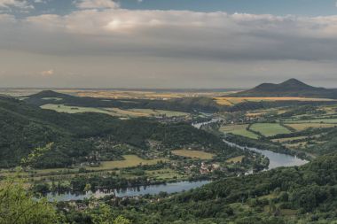 Sunrise Labe Nehri üzerinden Skalky görünüm