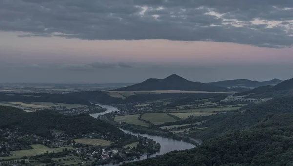 Nascer do sol na vista Skalky sobre o rio Labe — Fotografia de Stock