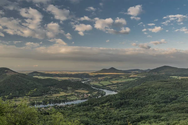 Sunrise Labe Nehri üzerinden Skalky görünüm