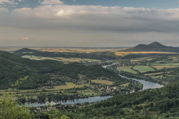 Sunrise Labe Nehri üzerinden Skalky görünüm