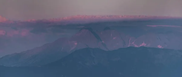 Nationalpark Pieniny mit farbigem Sonnenaufgang und Tatra-Bergen — Stockfoto