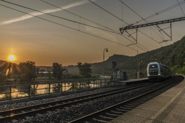 Elektrikli çift güverte tren gündoğumu ile