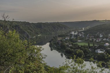 Sunrise Vltava Nehri Vadisi üzerinde