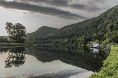 Nehri Vltava bulutlu karanlık gökyüzü ile
