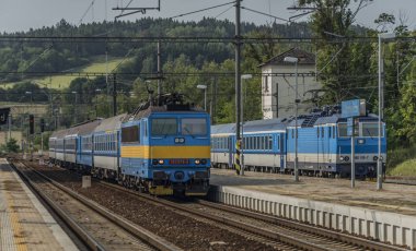 Olbramovice istasyonu platformlarıyla trenler