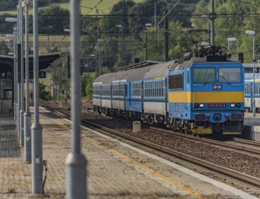 Olbramovice istasyonu platformlarıyla trenler