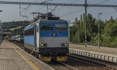 Olbramovice istasyonu platformlarıyla trenler