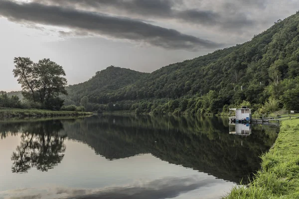 Nehri Vltava bulutlu karanlık gökyüzü ile