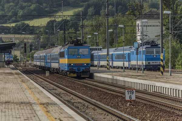Τρένα στο σταθμό Olbramovice με πλατφόρμες — Φωτογραφία Αρχείου