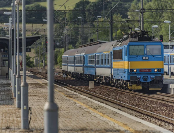 Olbramovice istasyonu platformlarıyla trenler