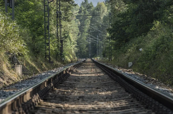 Via férrea perto da aldeia de Vysne — Fotografia de Stock