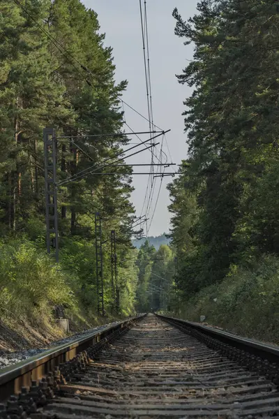 Via férrea perto da aldeia de Vysne — Fotografia de Stock