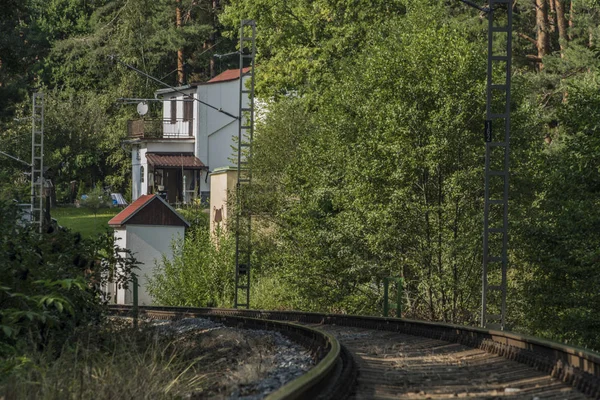 Ferrocarril cerca del pueblo de Vysne — Foto de Stock
