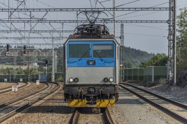 Olbramovice istasyonu platformlarıyla trenler