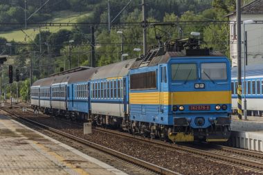 Olbramovice istasyonu platformlarıyla trenler