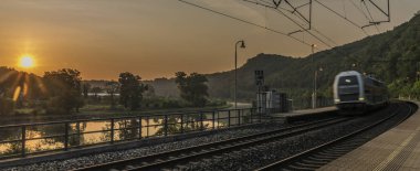 Elektrikli çift güverte tren gündoğumu ile