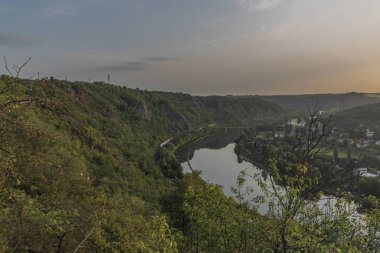 Sunrise Vltava Nehri Vadisi üzerinde