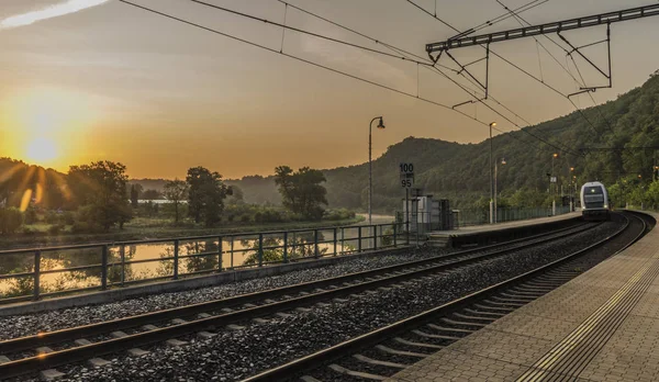 Elektrikli çift güverte tren gündoğumu ile