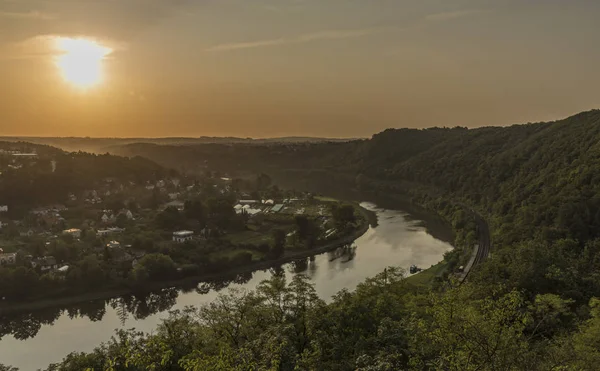 Sunrise Vltava Nehri Vadisi üzerinde