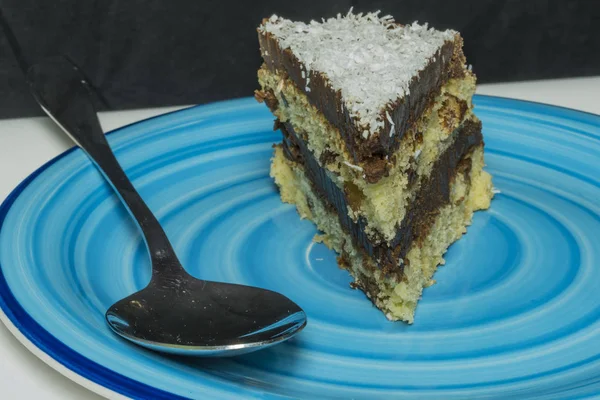 Kokos-Schokoladenkuchen auf blauem Teller — Stockfoto