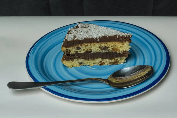 Kokos-Schokoladenkuchen auf blauem Teller — Stockfoto