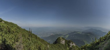 Yaz aylarında Kuzey Slovakya'da Velky Choc Tepesi'nden Panorama görünüm