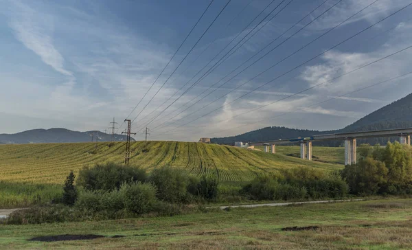 Vista cerca de la ciudad de Ruzomberok con gran colina y cables —  Fotos de Stock