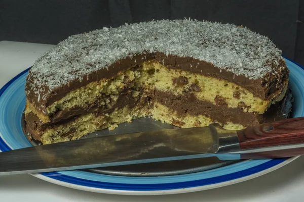 Kokos-Schokoladenkuchen auf blauem Teller — Stockfoto