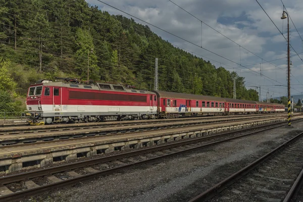 Slovakya istasyonunda Ruzomberok kırmızı hızlı tren
