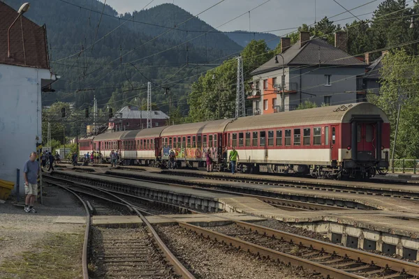 红色的快速列车，在斯洛伐克站 Ruzomberok — 图库照片