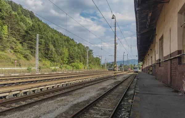 Slovakya istasyonunda Ruzomberok kırmızı hızlı tren