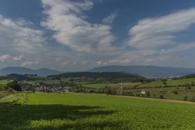 Yaz aylarında Kuzey Slovakya'da Jasenova Köyü yakınındaki Velky Choc tepenin altında çayır