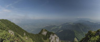 Yaz aylarında Kuzey Slovakya'da Velky Choc Tepesi'nden Panorama görünüm