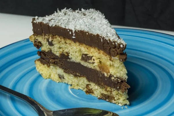 Κέικ καρύδα Σοκολάτα σε μπλε πιάτο — Φωτογραφία Αρχείου