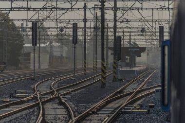 Hızlı trenle gündoğumu güneyinde Bohemia için Prag