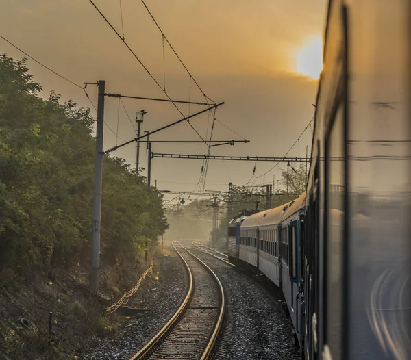 Γρήγορο τρένο από την Πράγα προς Νότια Βοημία με Ανατολή ηλίου — Φωτογραφία Αρχείου