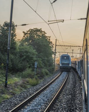Hızlı trenle gündoğumu güneyinde Bohemia için Prag
