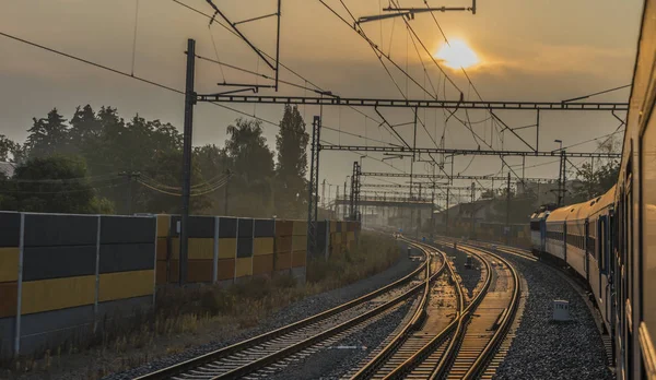 Γρήγορο τρένο από την Πράγα προς Νότια Βοημία με Ανατολή ηλίου — Φωτογραφία Αρχείου