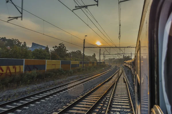 Hızlı trenle gündoğumu güneyinde Bohemia için Prag