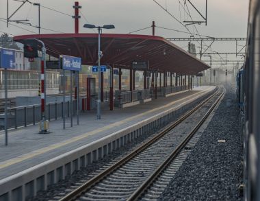 Hızlı trenle gündoğumu güneyinde Bohemia için Prag
