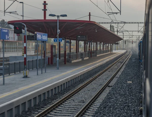 Hızlı trenle gündoğumu güneyinde Bohemia için Prag