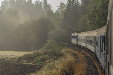 Hızlı trenle gündoğumu güneyinde Bohemia için Prag