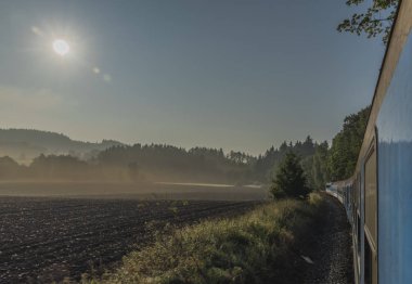 Hızlı trenle gündoğumu güneyinde Bohemia için Prag