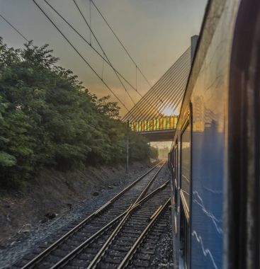 Hızlı trenle gündoğumu güneyinde Bohemia için Prag