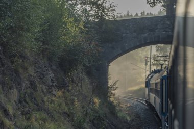 Hızlı trenle gündoğumu güneyinde Bohemia için Prag